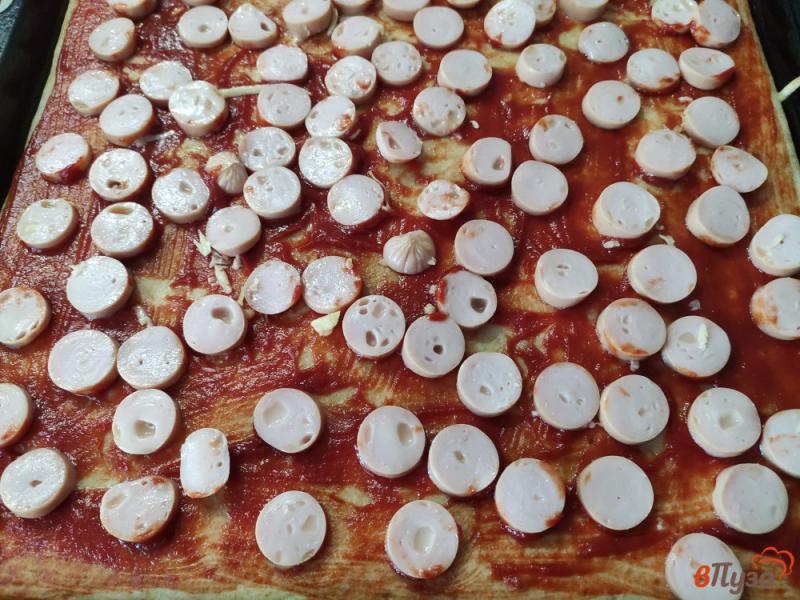 Фото приготовление рецепта: Пицца с сосисками на тесте из сметаны шаг №8
