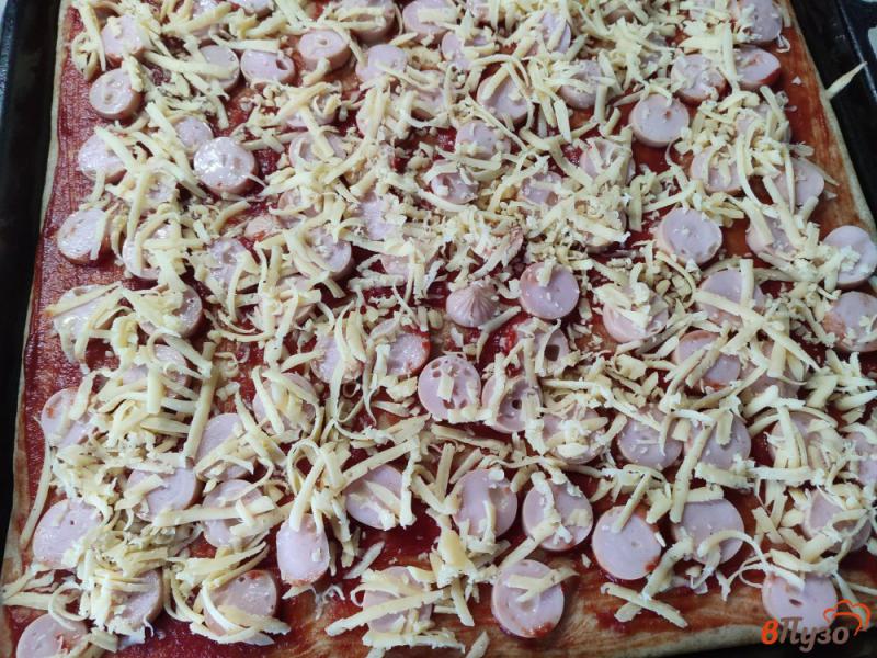 Фото приготовление рецепта: Пицца с сосисками на тесте из сметаны шаг №9