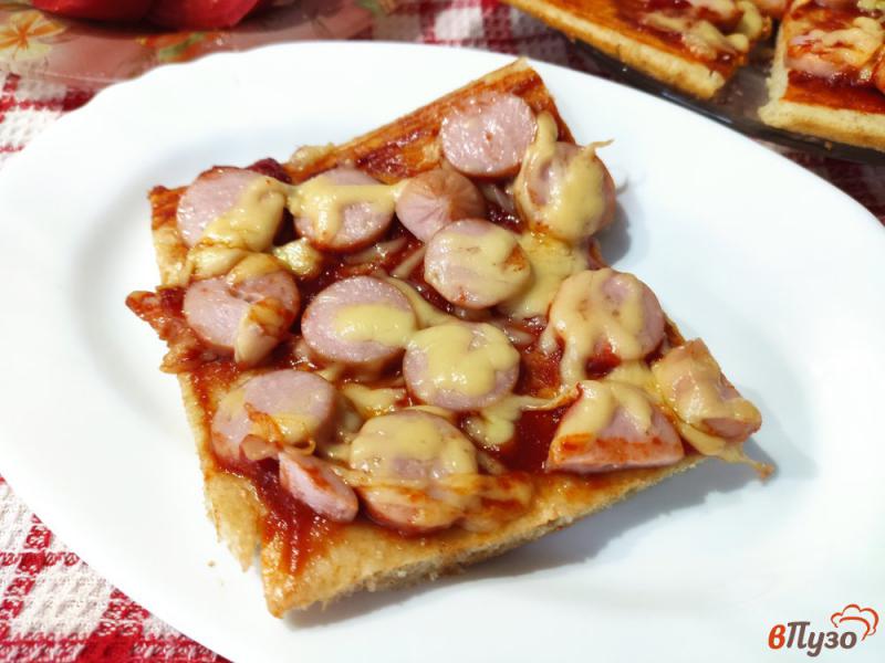 Фото приготовление рецепта: Пицца с сосисками на тесте из сметаны шаг №11
