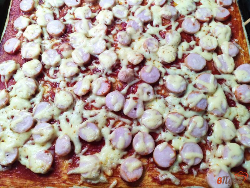 Фото приготовление рецепта: Пицца с сосисками на тесте из сметаны шаг №10