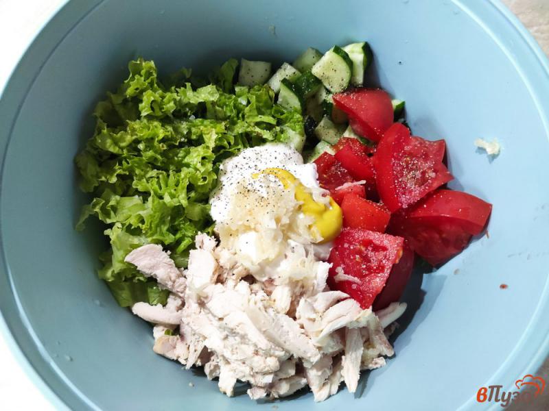 Фото приготовление рецепта: Овощной салат с курицей и кунжутом шаг №5
