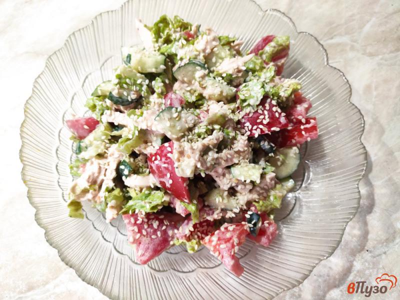 Фото приготовление рецепта: Овощной салат с курицей и кунжутом шаг №7