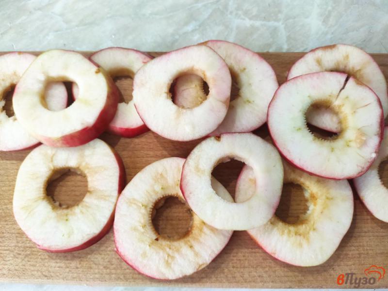 Фото приготовление рецепта: Цветочки из яблок и слоёного теста шаг №2