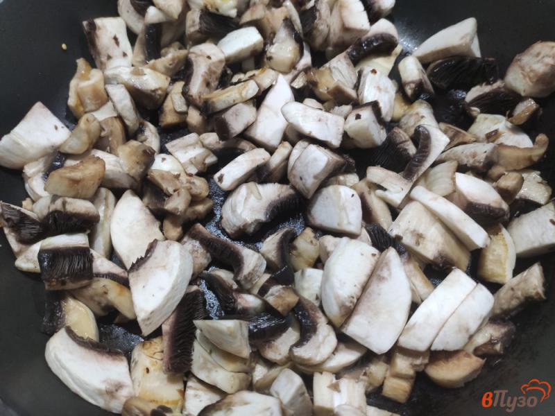 Фото приготовление рецепта: Открытый пирог с баклажанами и грибами шаг №4