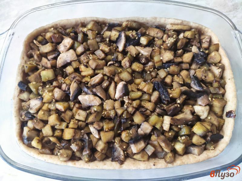 Фото приготовление рецепта: Открытый пирог с баклажанами и грибами шаг №9