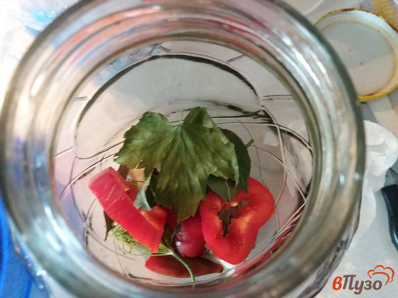 Фото приготовление рецепта: Маринованные огурцы с перцем в томатном рассоле шаг №2