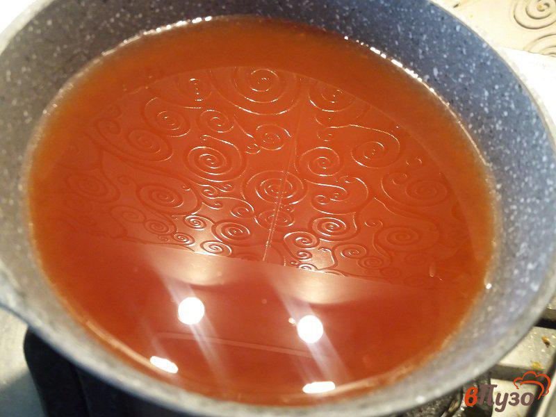 Фото приготовление рецепта: Маринованные огурцы с перцем в томатном рассоле шаг №4