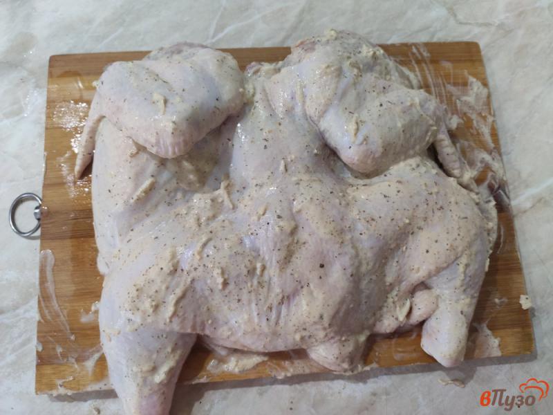 Фото приготовление рецепта: Цыпленок запечённый в сметане шаг №3