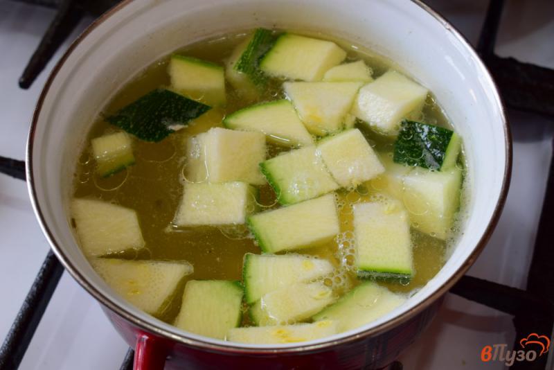 Фото приготовление рецепта: Куриный суп-пюре с кабачками шаг №2