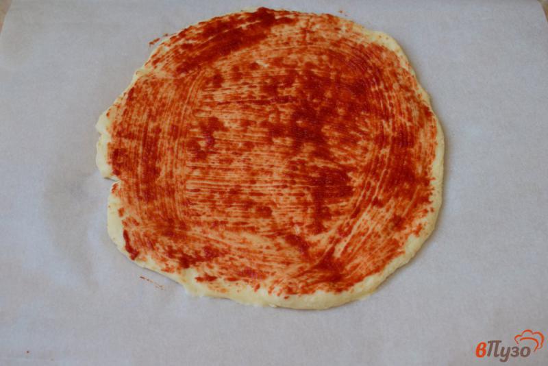 Фото приготовление рецепта: Пицца с маринованными огурцами и шампиньонами шаг №7