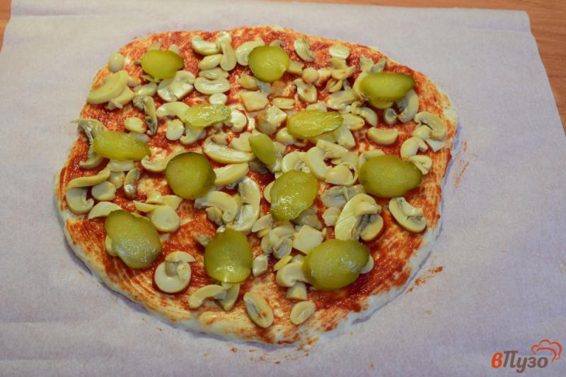Фото приготовление рецепта: Пицца с маринованными огурцами и шампиньонами шаг №8