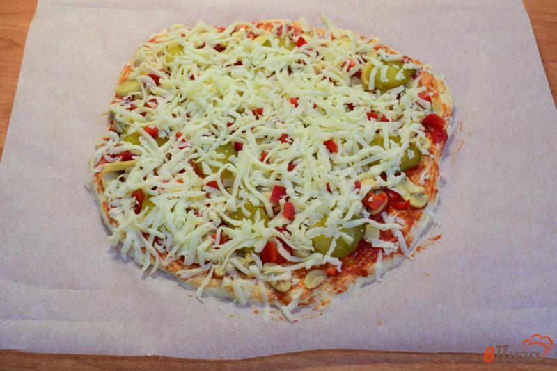Фото приготовление рецепта: Пицца с маринованными огурцами и шампиньонами шаг №10