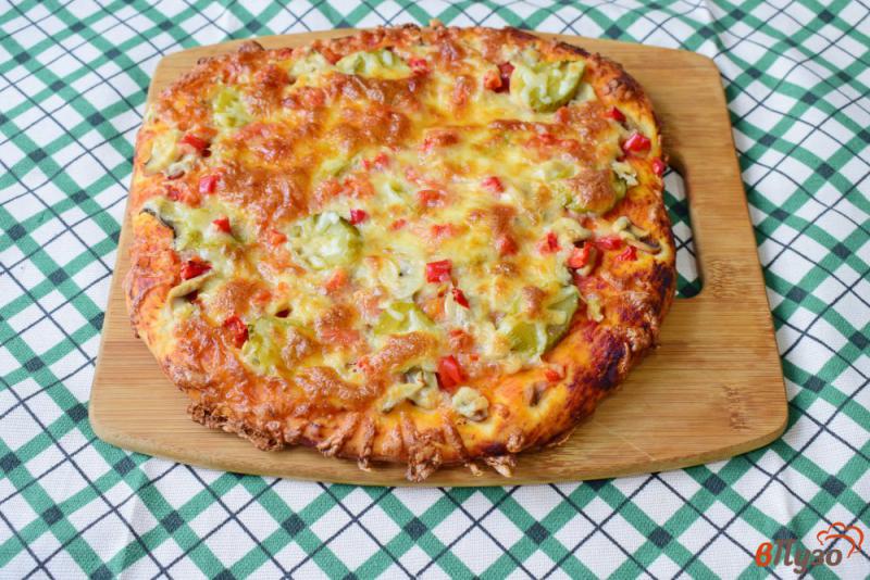 Фото приготовление рецепта: Пицца с маринованными огурцами и шампиньонами шаг №11