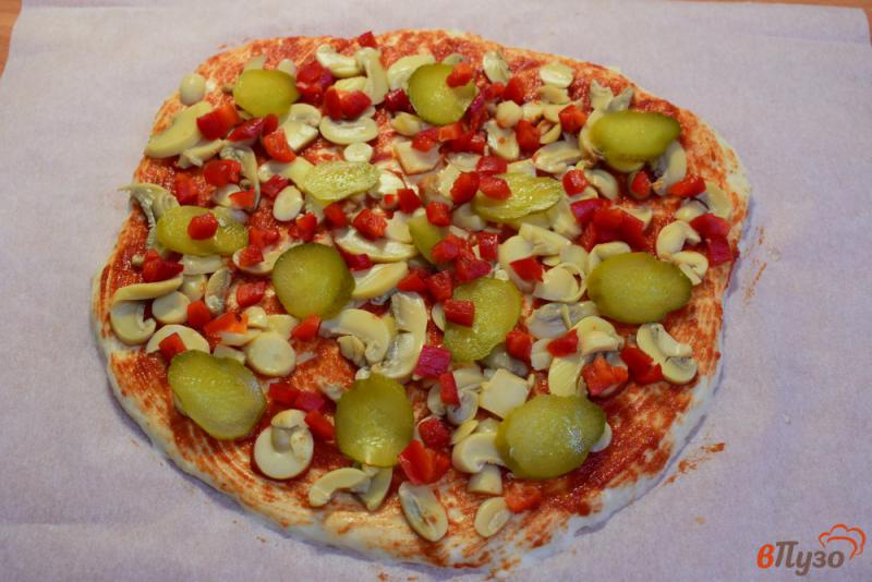 Фото приготовление рецепта: Пицца с маринованными огурцами и шампиньонами шаг №9
