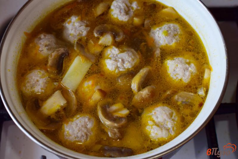 Фото приготовление рецепта: Суп с фрикадельками и шампиньонами шаг №5