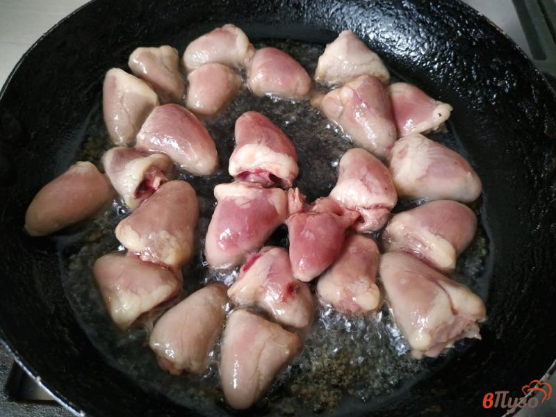 Фото приготовление рецепта: Куриные сердечки тушеные в томатно- сметаной подливе шаг №2