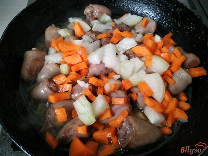 Фото приготовление рецепта: Куриные сердечки тушеные в томатно- сметаной подливе шаг №4