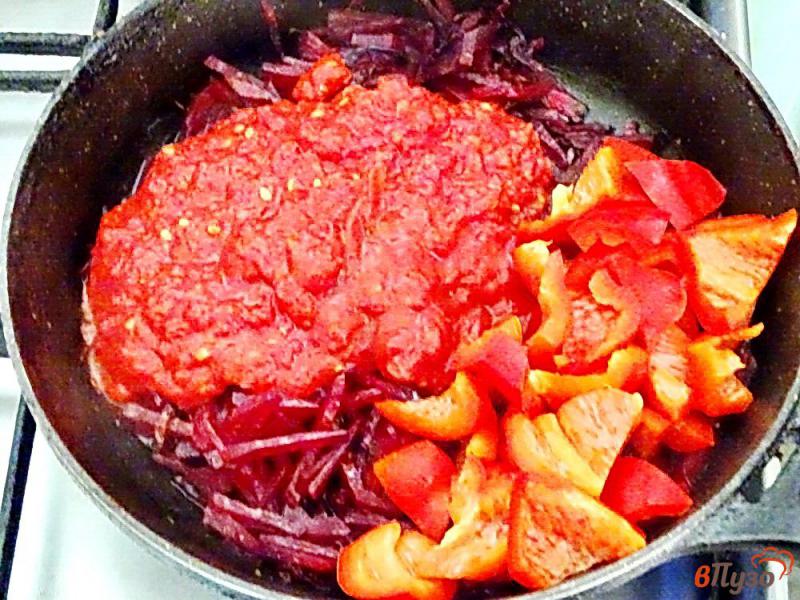 Фото приготовление рецепта: Борщ с перцем и помидорами на курином бульоне шаг №9