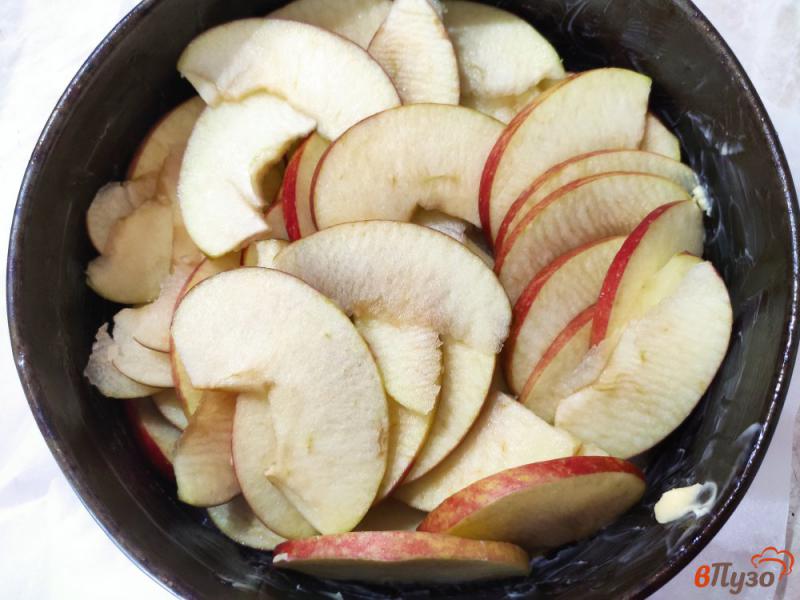Фото приготовление рецепта: Заливной яблочный пирог шаг №2