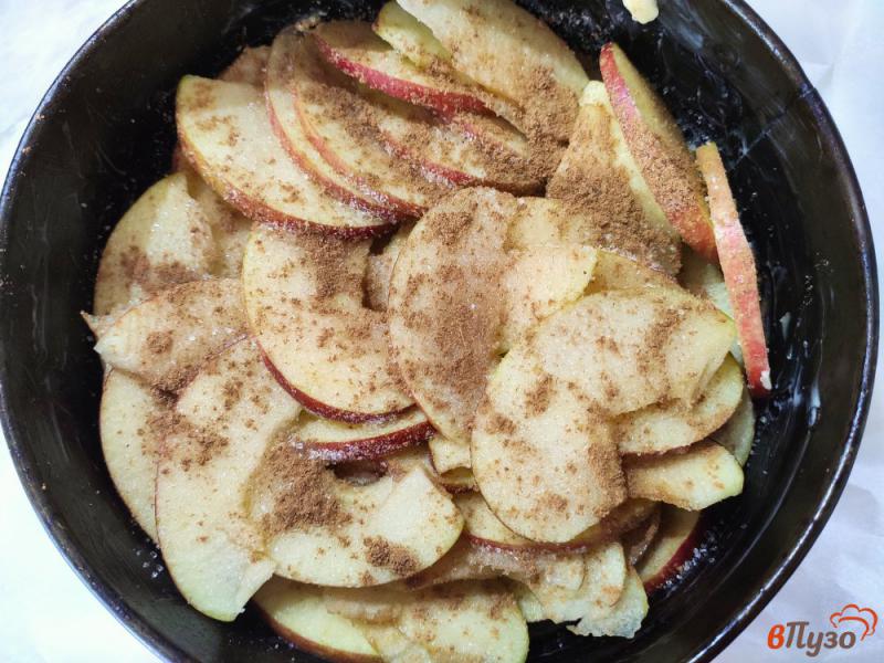 Фото приготовление рецепта: Заливной яблочный пирог шаг №3