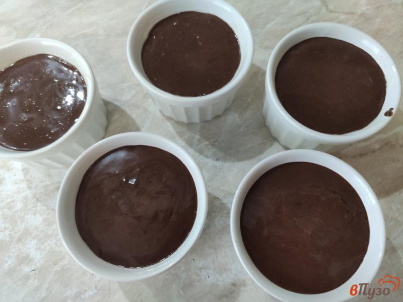 Фото приготовление рецепта: Десерт с заварным кремом и шоколадной глазурью шаг №13
