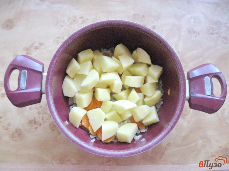 Фото приготовление рецепта: Овощное рагу с баклажанами и кабачками в сметане шаг №2