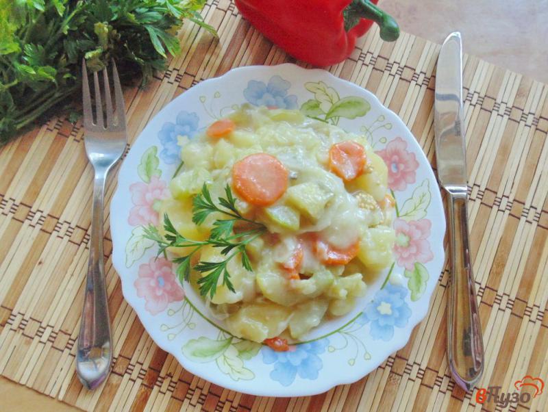 Фото приготовление рецепта: Овощное рагу с баклажанами и кабачками в сметане шаг №7