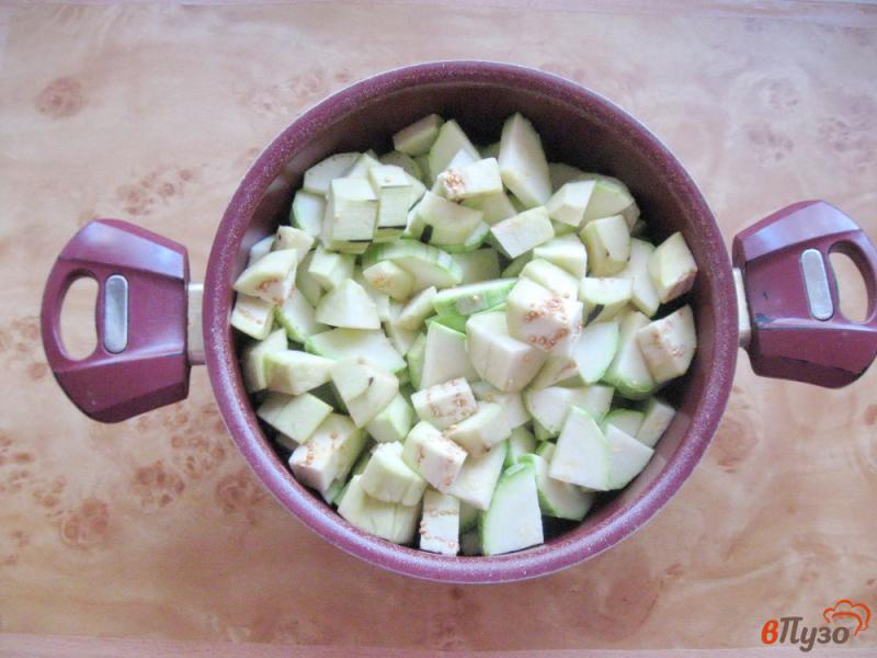 Фото приготовление рецепта: Овощное рагу с баклажанами и кабачками в сметане шаг №3