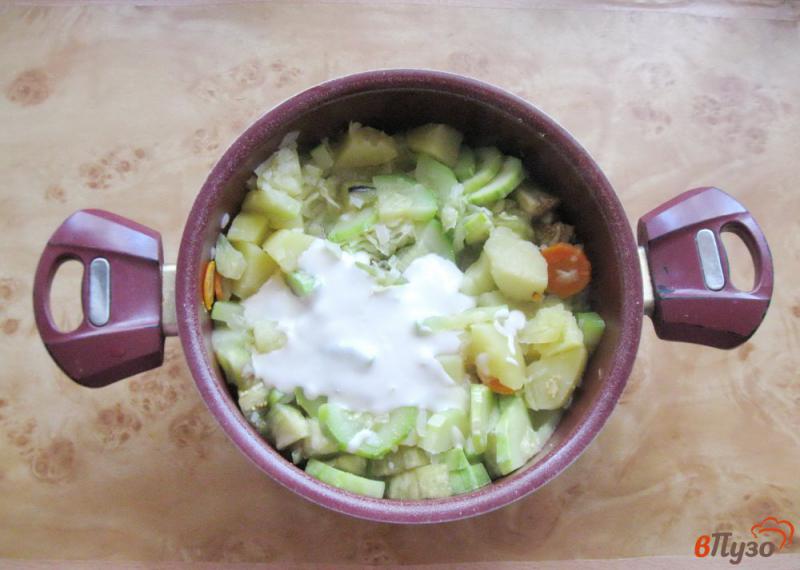 Фото приготовление рецепта: Овощное рагу с баклажанами и кабачками в сметане шаг №5