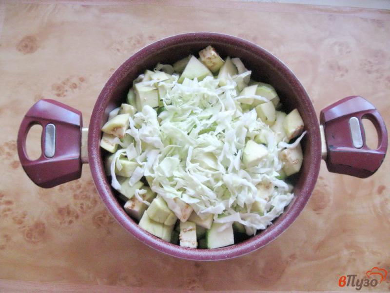 Фото приготовление рецепта: Овощное рагу с баклажанами и кабачками в сметане шаг №4