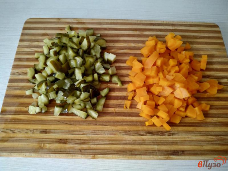 Фото приготовление рецепта: Слоёный салат оливье шаг №3
