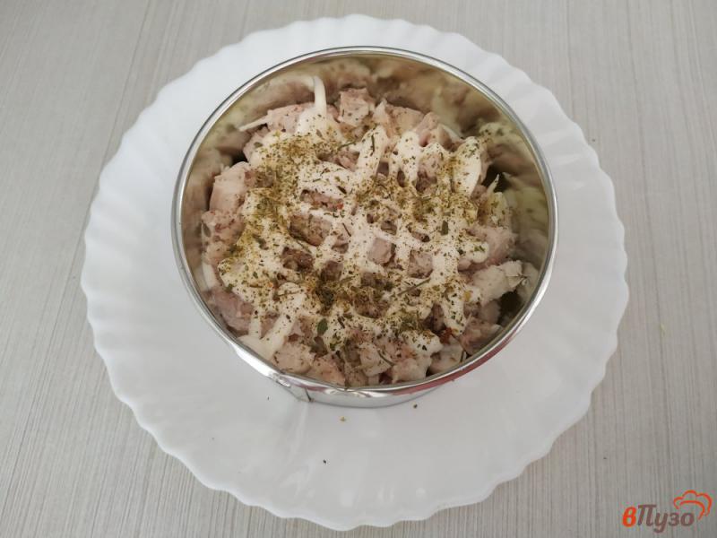 Фото приготовление рецепта: Слоёный салат оливье шаг №7