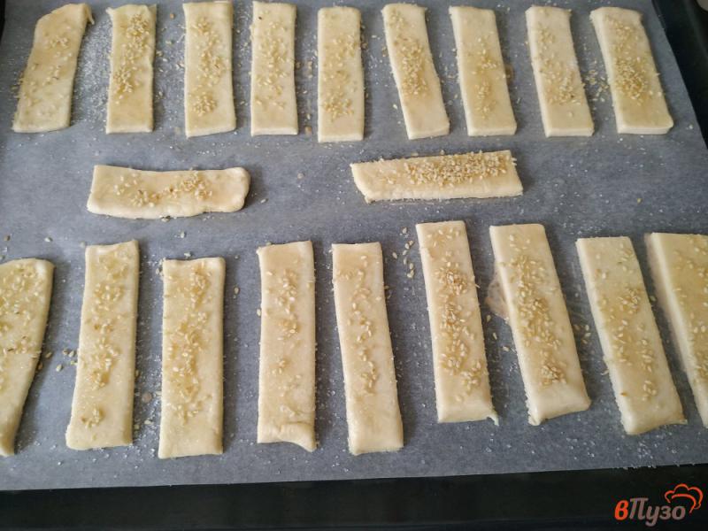 Фото приготовление рецепта: Сахарное печенье из слоёного теста шаг №4
