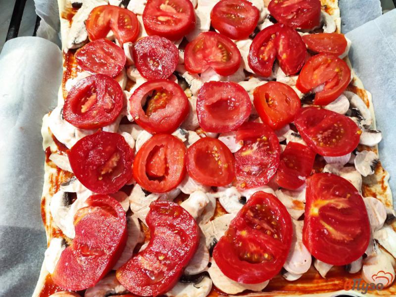 Фото приготовление рецепта: Пицца на слоеном тесте с шампиньонами помидорами и сосисками шаг №7