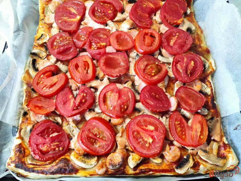 Фото приготовление рецепта: Пицца на слоеном тесте с шампиньонами помидорами и сосисками шаг №8