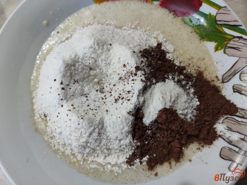 Фото приготовление рецепта: Шоколадно-банановый торт с клубничным вареньем шаг №3