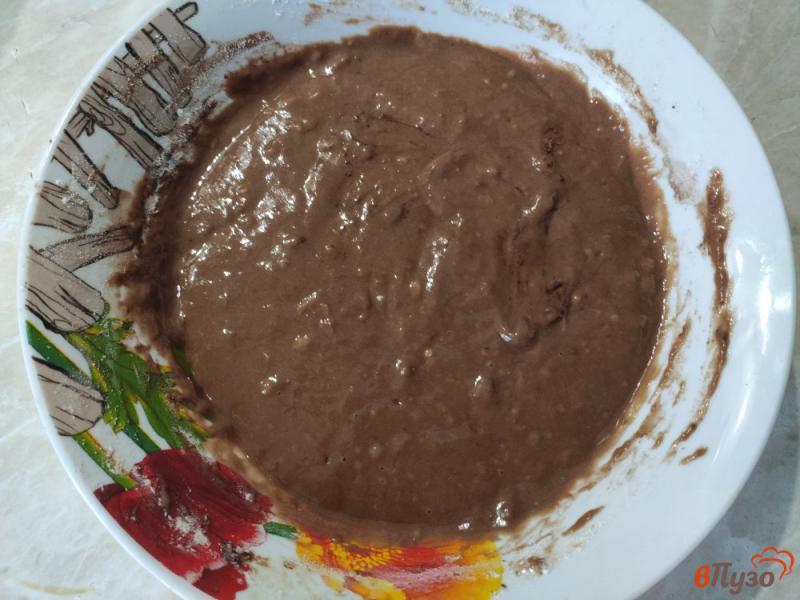 Фото приготовление рецепта: Шоколадно-банановый торт с клубничным вареньем шаг №4