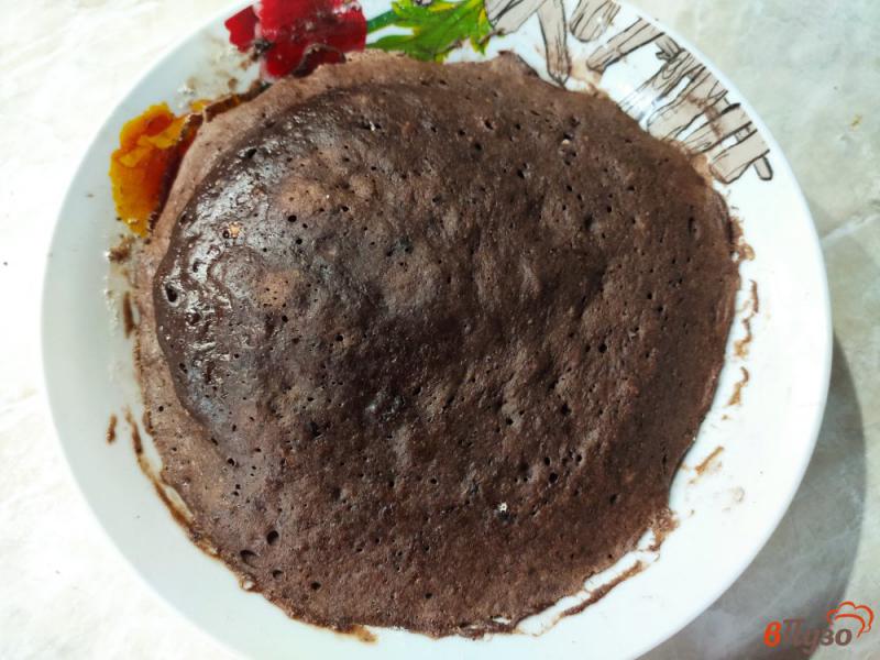 Фото приготовление рецепта: Шоколадно-банановый торт с клубничным вареньем шаг №5