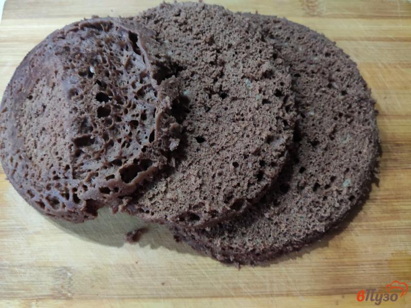 Фото приготовление рецепта: Шоколадно-банановый торт с клубничным вареньем шаг №6