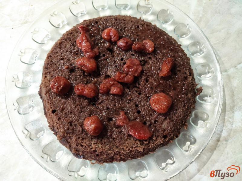 Фото приготовление рецепта: Шоколадно-банановый торт с клубничным вареньем шаг №8