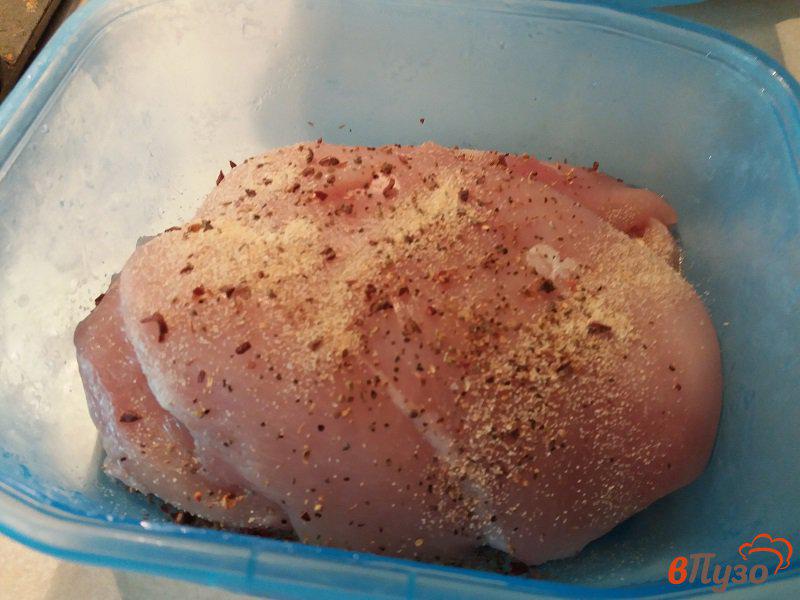 Фото приготовление рецепта: Рулетики из куриного филе с начинкой шаг №2