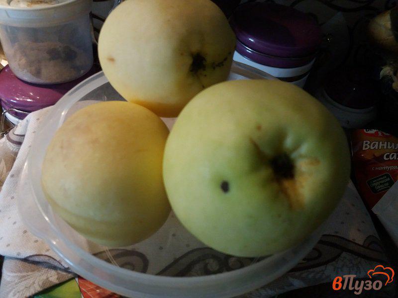 Фото приготовление рецепта: Шарлотка с яблоками  и корицей шаг №3