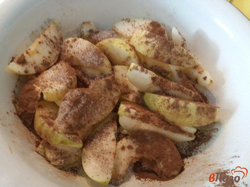 Фото приготовление рецепта: Шарлотка с яблоками  и корицей шаг №5