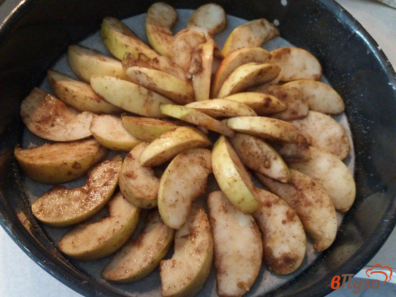 Фото приготовление рецепта: Шарлотка с яблоками  и корицей шаг №7