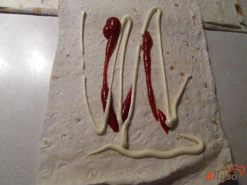 Фото приготовление рецепта: Сосиски в лаваше с сыром шаг №2
