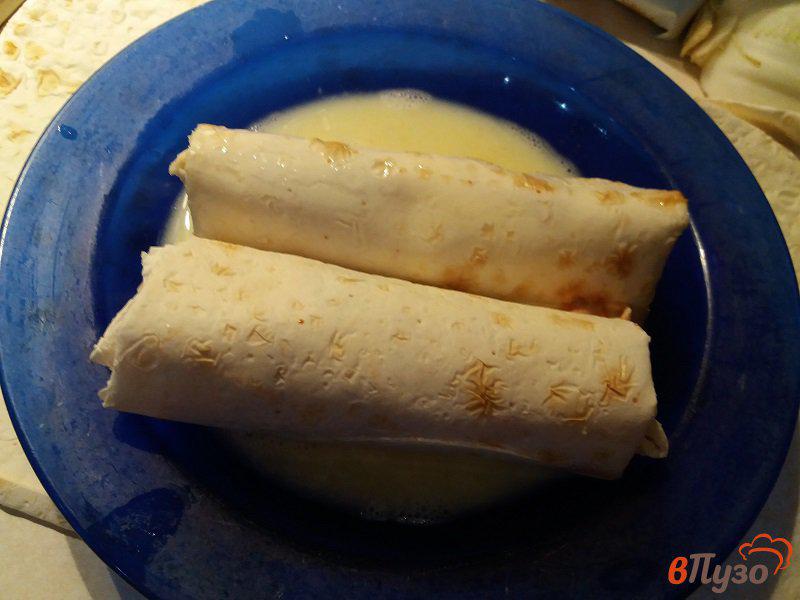 Фото приготовление рецепта: Сосиски в лаваше с сыром шаг №5