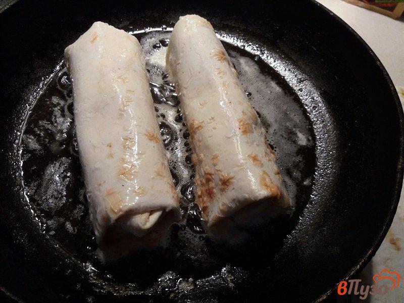Фото приготовление рецепта: Сосиски в лаваше с сыром шаг №6