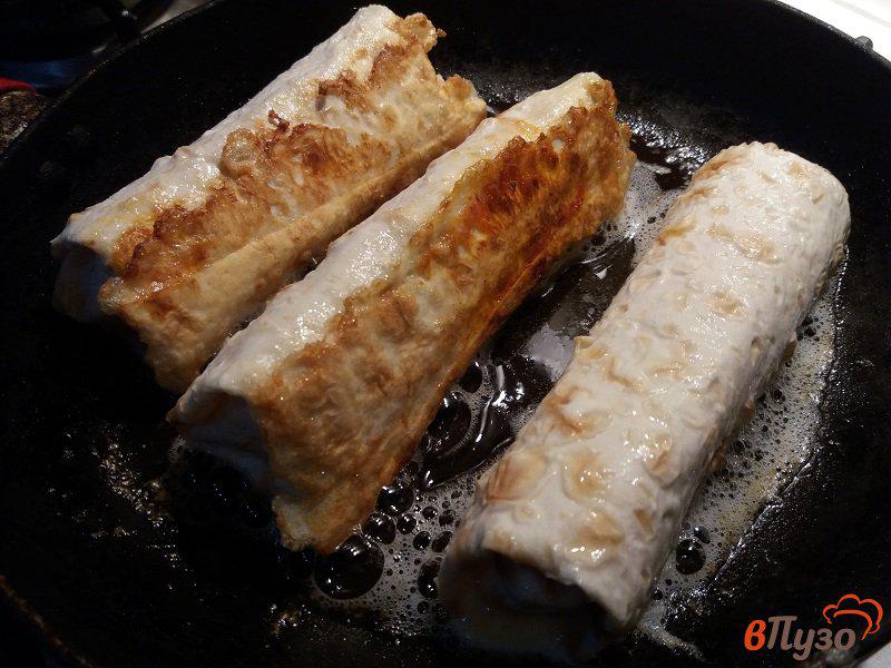 Фото приготовление рецепта: Сосиски в лаваше с сыром шаг №7