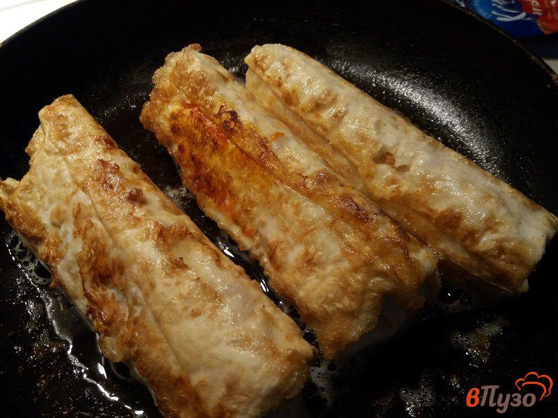 Фото приготовление рецепта: Сосиски в лаваше с сыром шаг №8