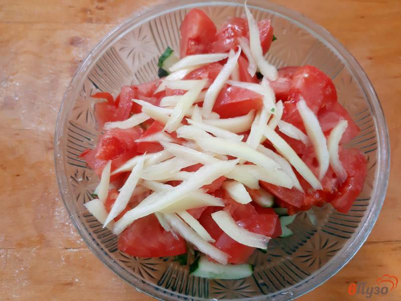 Фото приготовление рецепта: Салат овощной с маслинами шаг №4